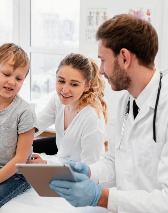 medium-shot-doctor-holding-tablet
