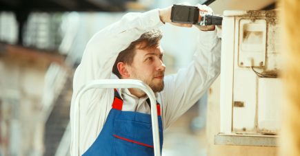 hvac-technician-working-capacitor-part-condensing-unit (2)