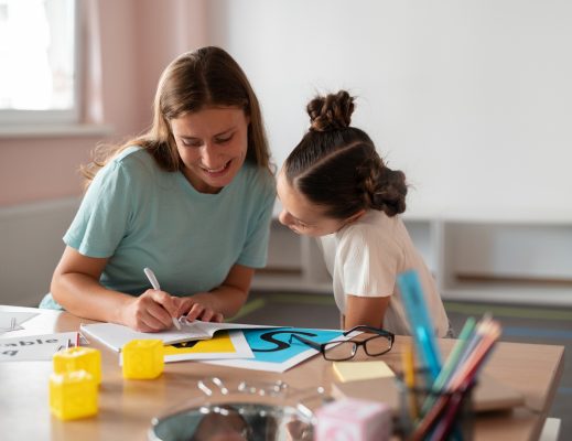 psychologist-helping-little-girl-speech-therapy